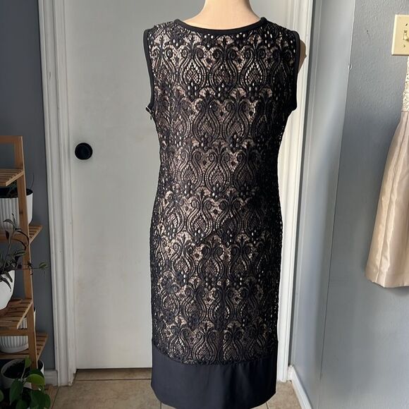 Short Lace Sheath Dress with Keyhole - Picture 5 of 11